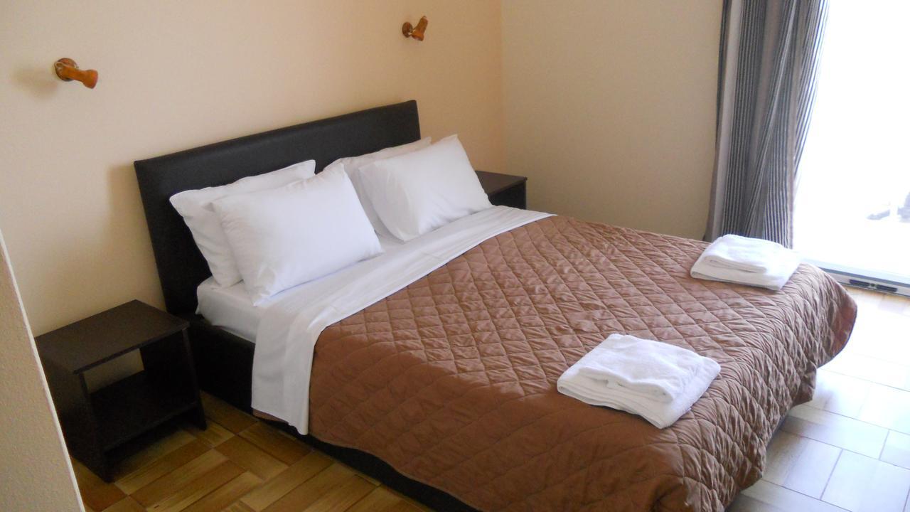 Hotel Milton Mavrovoúnion Buitenkant foto