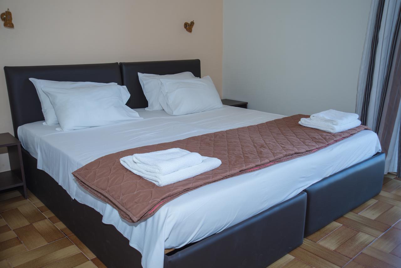 Hotel Milton Mavrovoúnion Buitenkant foto