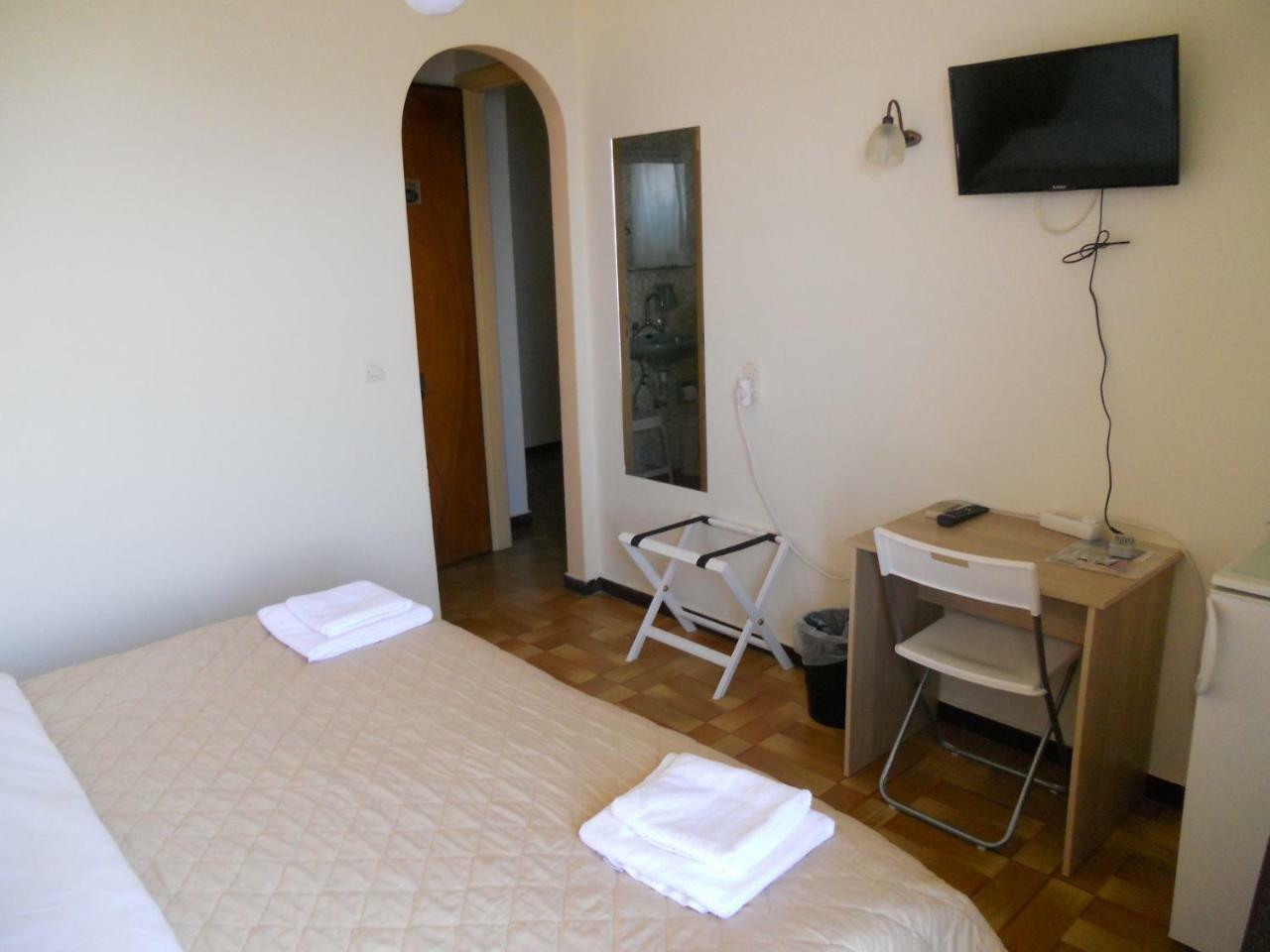 Hotel Milton Mavrovoúnion Buitenkant foto