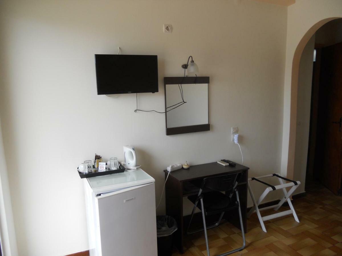 Hotel Milton Mavrovoúnion Buitenkant foto