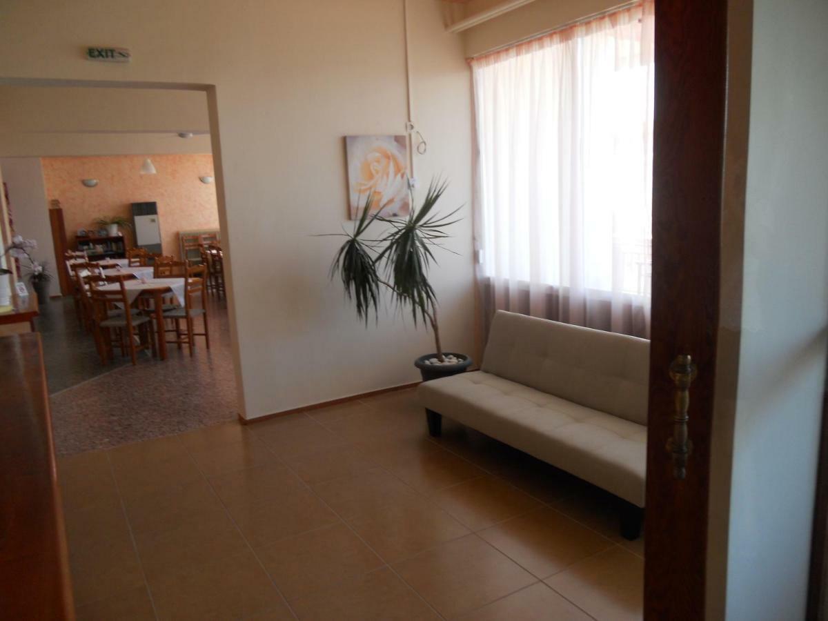 Hotel Milton Mavrovoúnion Buitenkant foto